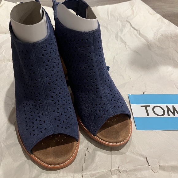 Toms Elba Boots  Women’s Size 7.5 Peep Toe Perforated Ankle Blue Bootie Suede - Picture 11 of 11
